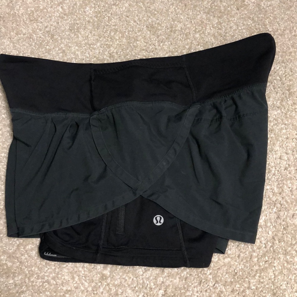 Lululemon shorts w/under pocket sz 8 laser speed